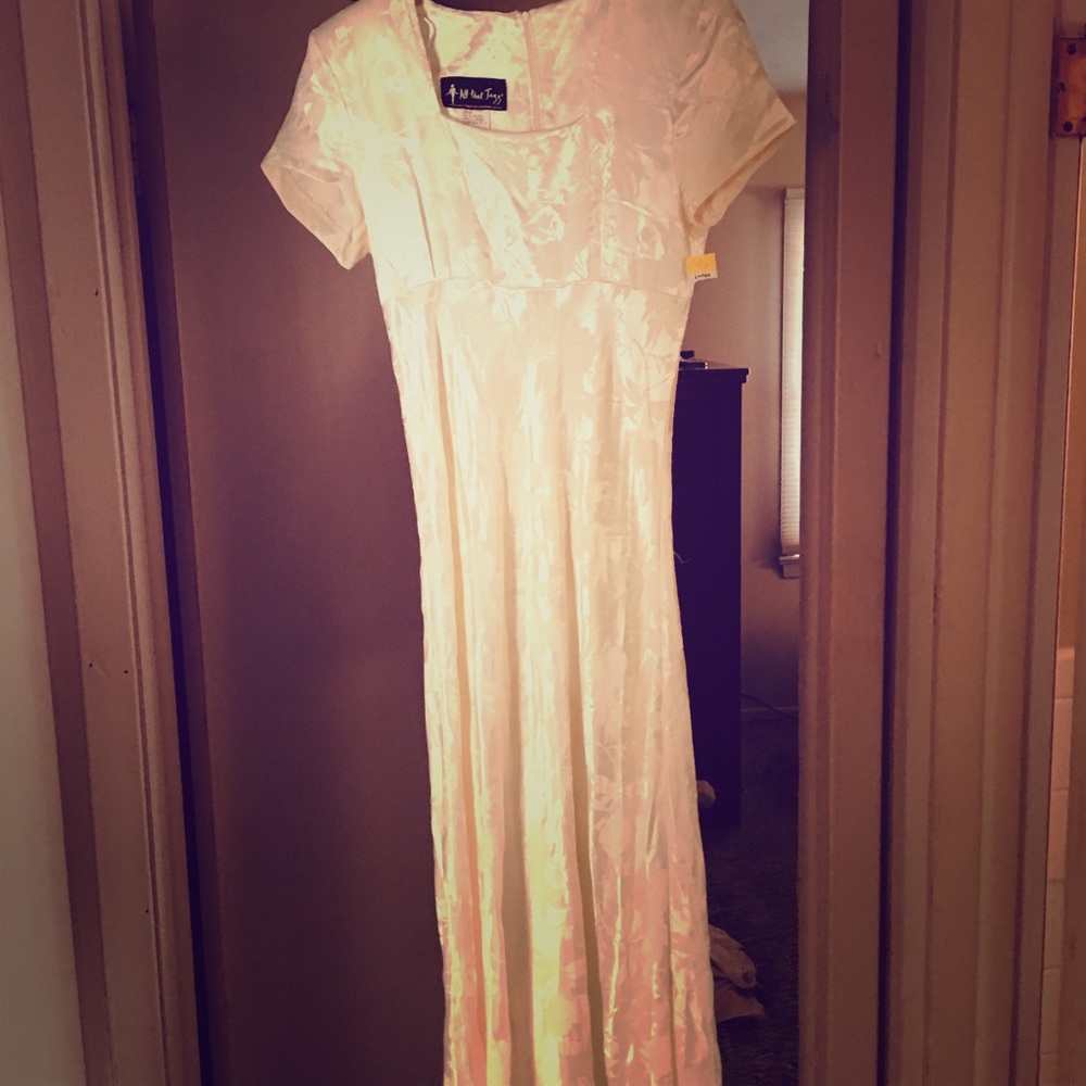 LONG CREAM COLORED DRESS SIZE 10